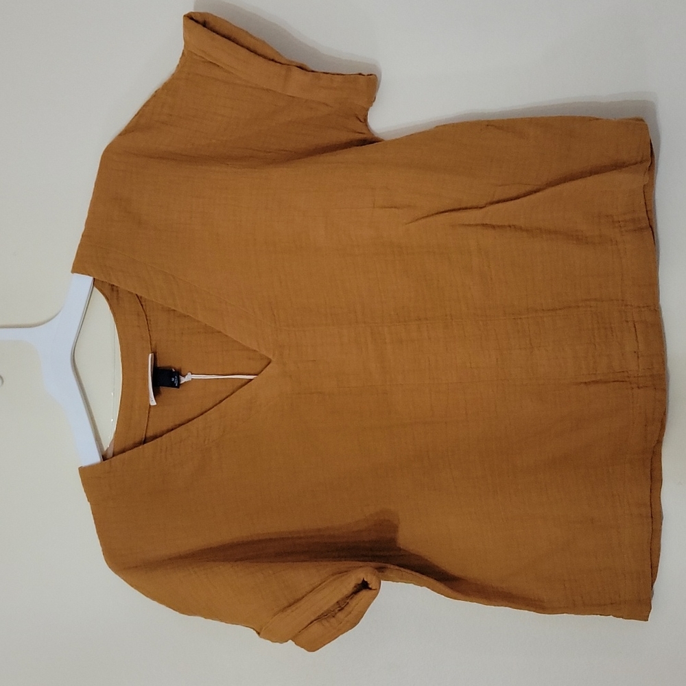 Crepelike golden short top. New w tag